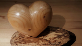 Das Bild zeigt ein Herz aus Holz.