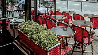 Das Bild zeigte eine Fotografie eines Café in Paris.