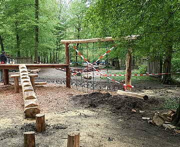 Spielgeräte aus Holz auf dem Spielplatz Affenplätzle im Oberwald