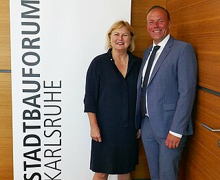 Bürgermeister Daniel Fluhrer und Stadtplanungsamts-Leiterin Prof. Anke Karmann-Woessner präsentieren das neue Format des Stadtbauforums.