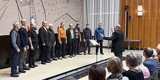 Das Bild zeigt den Chor "Die 10 Bulacher" beim Ehrungsabend am 7. Dezember 2023.