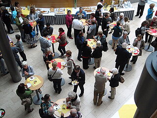 Das Bild zeigt Menschen bei einer Veranstaltung