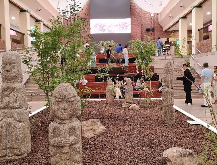 Foyer des Museums mit Skulpturen, Pflanzen und Sitzgelegenheiten